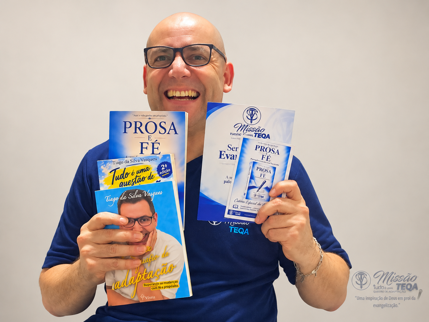Fotografia oficial de Tiago da Silva Vasques, escritor e fundador da Missão Evangelizadora TEQA, segurando as publicações da Missão sobre fundo neutro, com a marca d'água da Missão TEQA